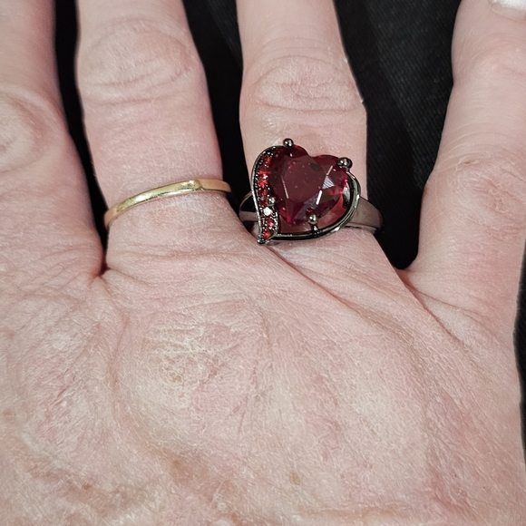 Red/ruby ring - Picture 3 of 4